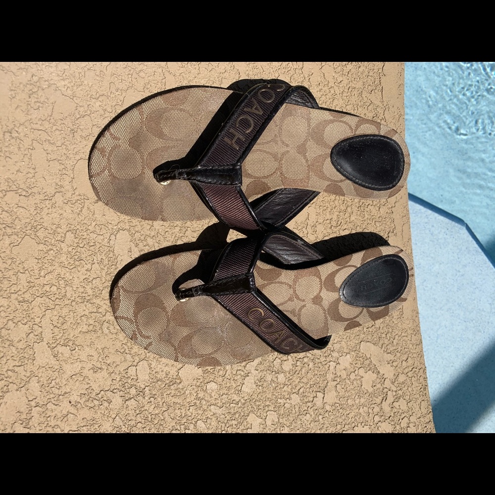- Coach Skyler logo  flops, size 6.5